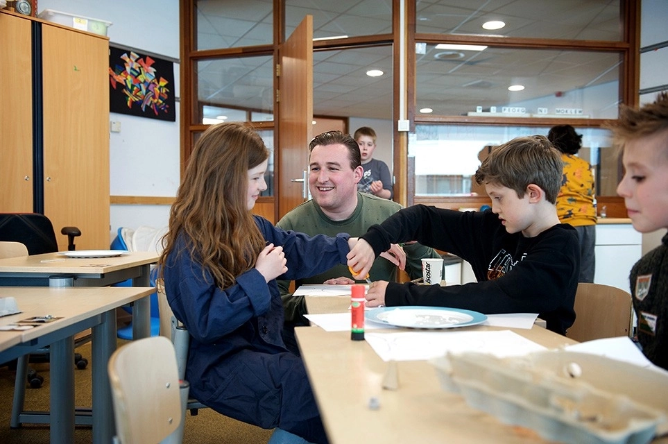 Leerkracht geeft les aan leerlingen